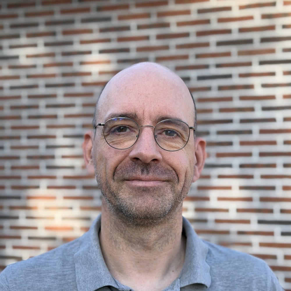 Portrait of Marco, Technical Director and founder of Vanecor, gas turbine controls and DLE tuning specialist