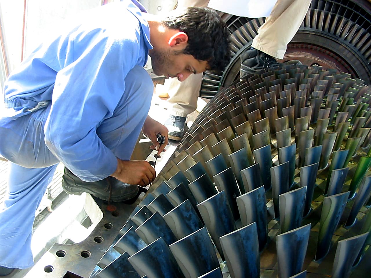 Ingenieur bei der Vermessung der Turbinenbeschaufelung