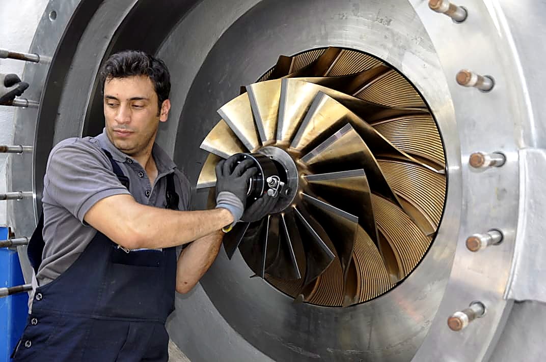 Ingenieur beim Einbau eines Verdichterlaufrads