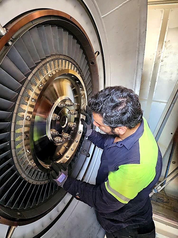 Vanecor engineer inspecting a gas turbine disc on site