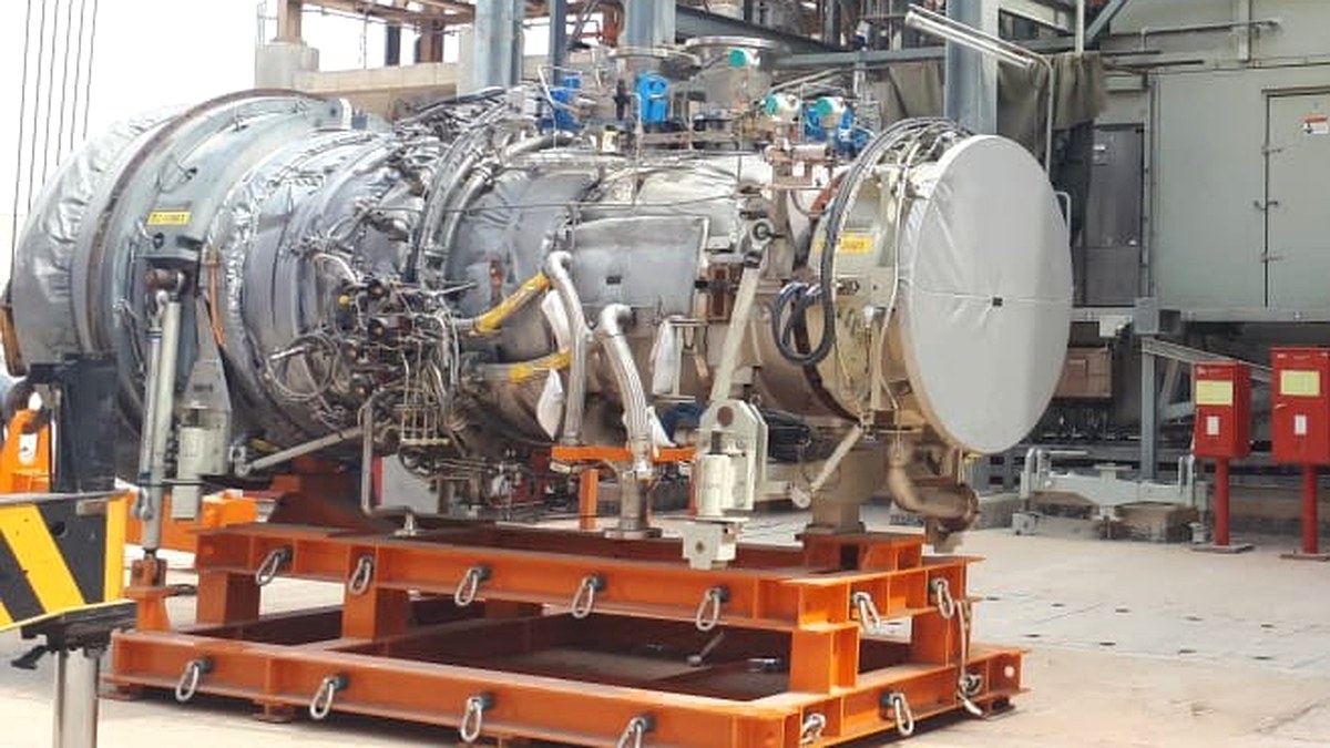 Siemens SGT gas turbine on a transport frame inside an industrial hall